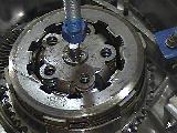 Tightening the clutch compression tool